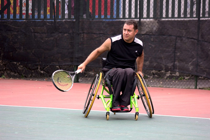 Arturo playing wheelchair tennis