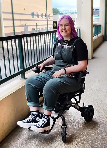 Lauren using her QUICKIE Q50 R Carbon power wheelchair